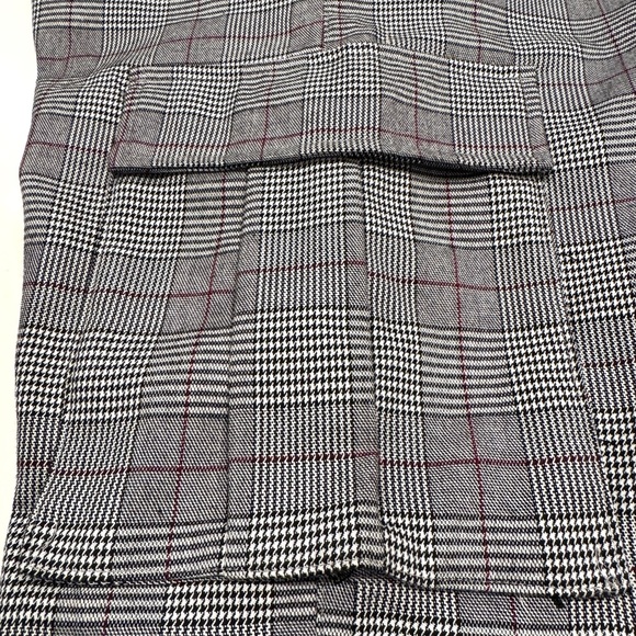 Forever 21 Men's Black and Gray Plaid Cargo Pants NWOT - Picture 4 of 10